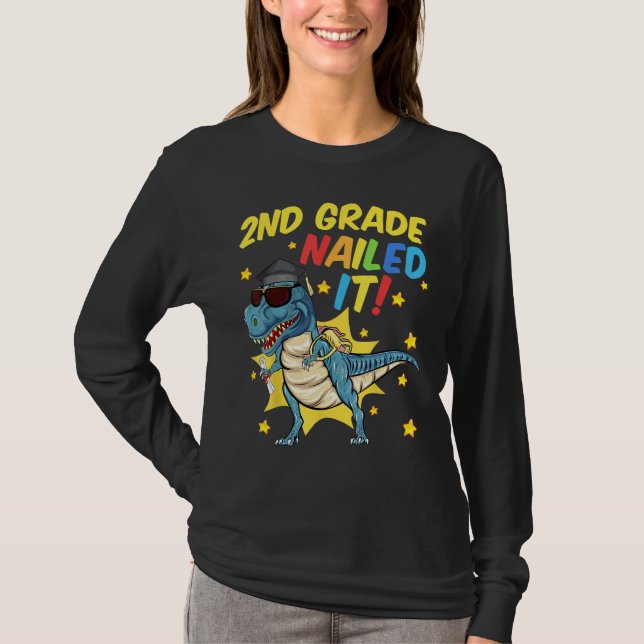 Camiseta 2nd Grade Graduation  Rex Dinosaur 2nd Grade Naile (Frente)