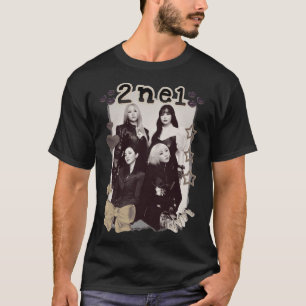 Camiseta 2NE1 Scrapbook Collage Cozy Dourado Y2K Preppy Vin