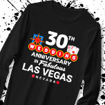 Camiseta 30 Casamento Casais de Aniversário de Las Vegas Tr<br><div class="desc">Um presente único de 30 para marido e esposa ou casal casado levando um final de semana romântico para Las Vegas para celebrar 30 anos de casamento! Novidade lembrando sua viagem de Vegas como uma segunda viagem de lua de mel ou festa de casamento que você nunca teve. Apresenta o...</div>