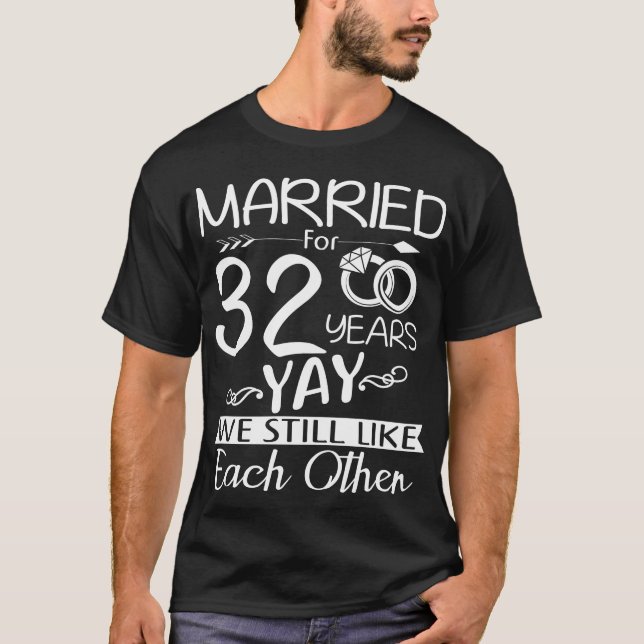 Camiseta 32º aniversário de casamento. Casado Por 32 Anos (Frente)