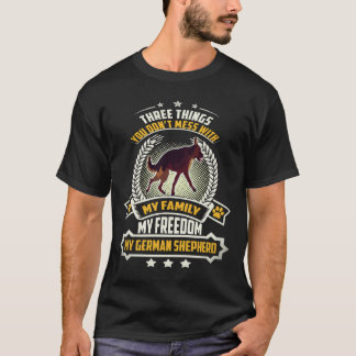 Camiseta 32 Três Coisas Que Você Não Brinca Com Minha Famíl