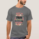 Camiseta 33 Years Old 33Rd Birthday Born In 1989 Women Girl<br><div class="desc">33 Years Of Being Awesome Floral Design great birthday gift for Girls, Women, unique novelty for Aunt, Mom, Mommy, Mother, Gigi, Grandma, Grandmom, Granny, Daughter, Mama, Nanny, Sister, And Wife, Cute 33rd Birthday gift for womens girls born in 1989 33rd years old Gift. Perfect gift for women/girls who are turning...</div>