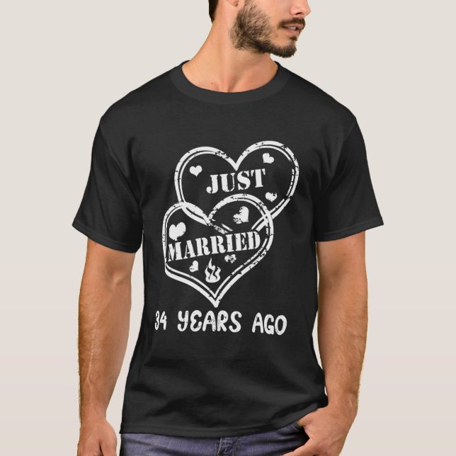 Camiseta 34 Anos Atrás Recem casados De Casamento (Frente)