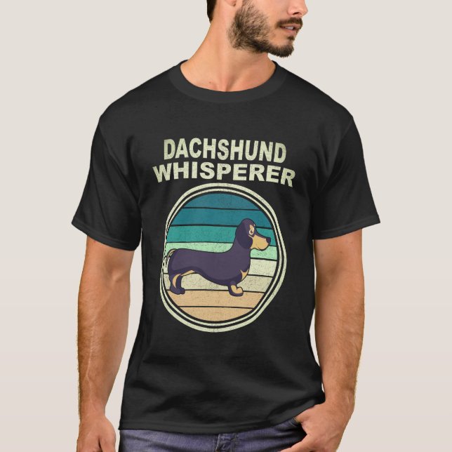 Camiseta 35 Dachshund Whisperer Antigo (Frente)