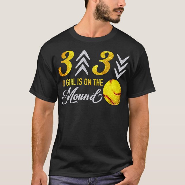 Camiseta 3 a 3, minha garota está no monte de softball engr (Frente)