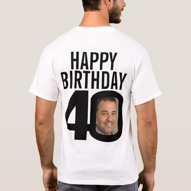 Camiseta 40º nome personalizado de aniversário feliz agora  (Verso)