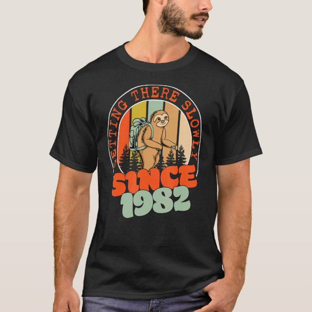 Camiseta 40 Anos Chegando Lentamente Desde 1982 40º Nascime (Frente)