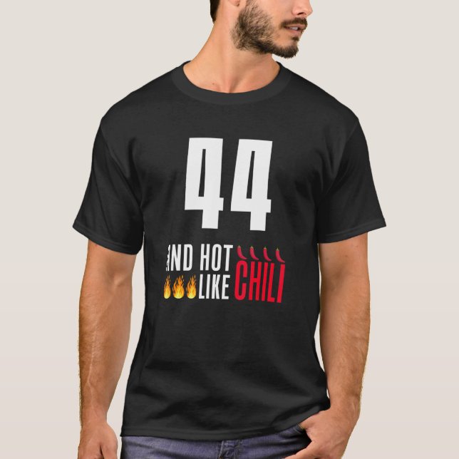Camiseta 44 Aniversário Homens Engraçados Quente Como Chili (Frente)