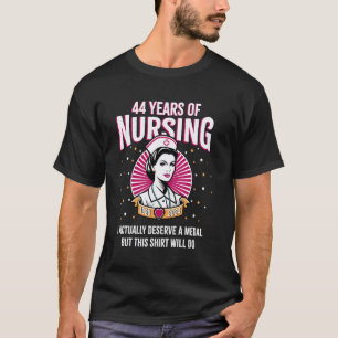 Camiseta 44 Anos de Enfermagem Fazendo Por Merecer uma Meda