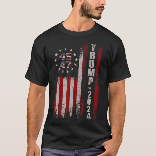 Camiseta 45 47 Trump 2024 American Flag (Frente)