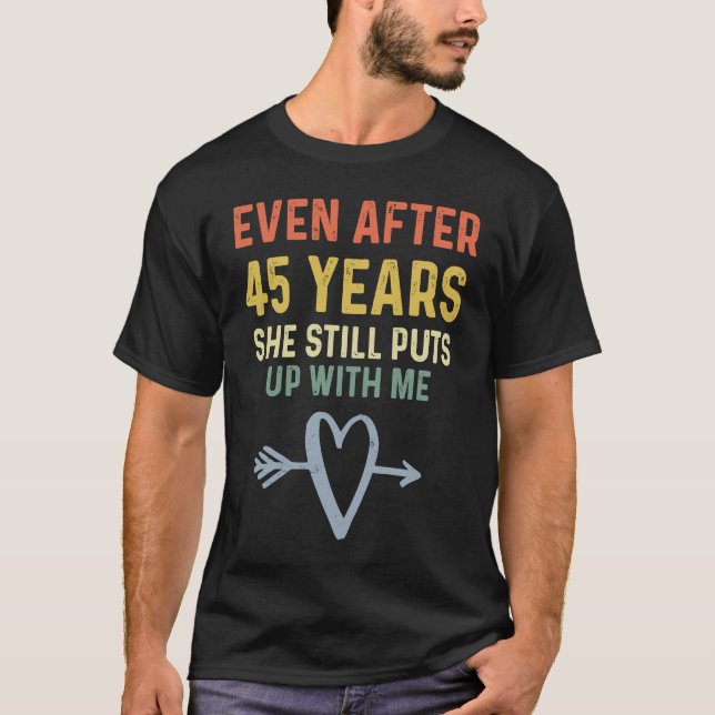 Camiseta 45th Anniversary  Couples She Still Puts Up With M (Frente)