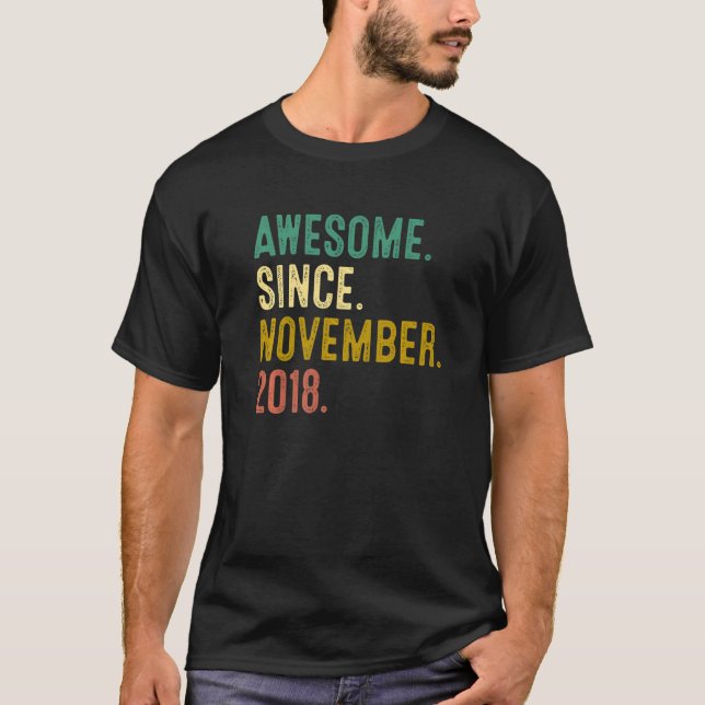 Camiseta 4 anos é incrível desde novembro de 2018 4º aniver (Frente)