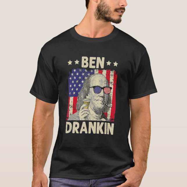 Camiseta 4 de julho Ben Drankin Independence Day Bebendo (Frente)