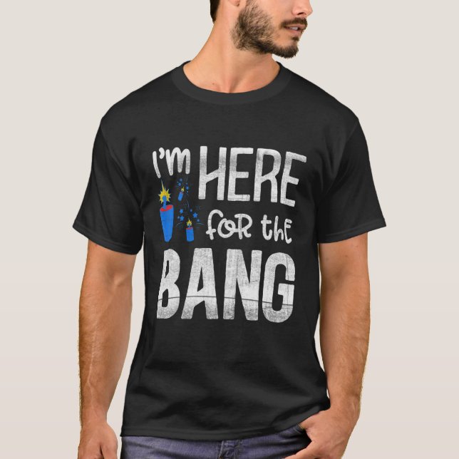 Camiseta 4 De Julho Fogo Patriótico Aqui Para O Bang (Frente)