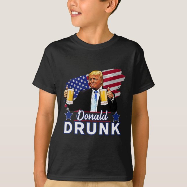 Camiseta 4 de Julho Presidentes Engraçados Bebendo - Donald (Frente)