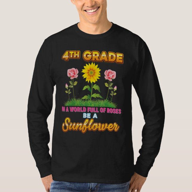 Camiseta 4th Grade In A World Full Of Roses Be A Sunflower  (Frente)
