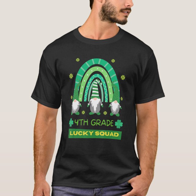 Camiseta 4th Grade Squad Rainbow Gnome Happy St Patricks Da (Frente)