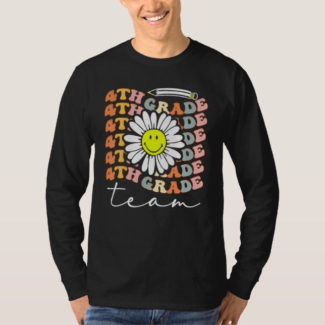 Camiseta 4th Grade Team Retro Groovy Women Happy First Day  (Frente)
