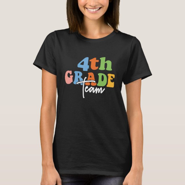Camiseta 4th Grade Team Retro Groovy Women Happy First Day  (Frente)