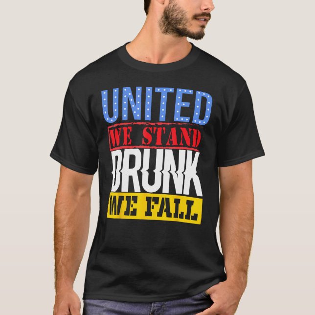 Camiseta 4th July American Holiday United We Stand Drunk We (Frente)