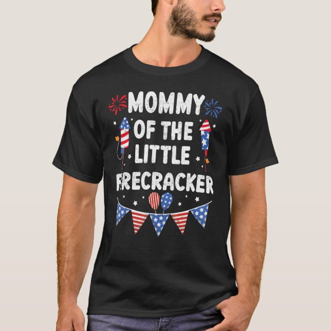Camiseta 4th of July Birthday Mom Mommy Of The Little Firec (Frente)