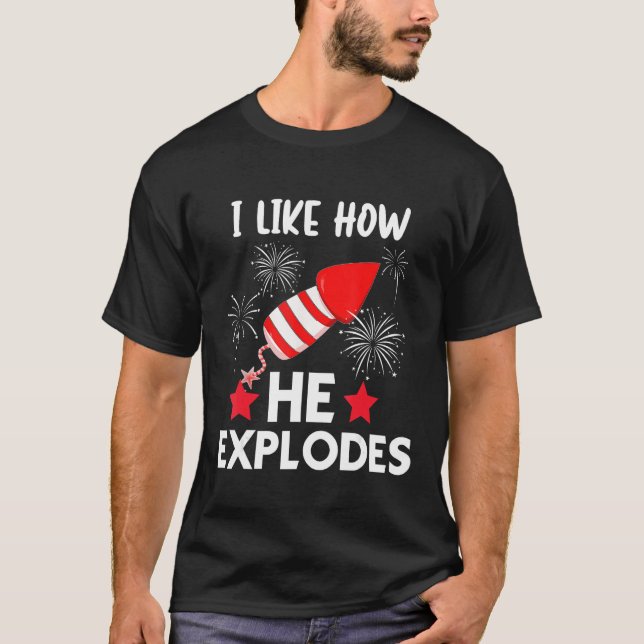 Camiseta 4th Of July I Like How She Explodes Fireworks Funn (Frente)
