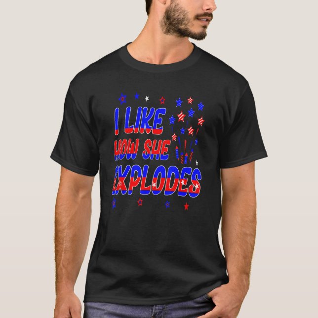 Camiseta 4th of July I Like How She Explodes Men Women USA  (Frente)