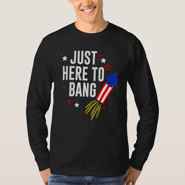 Camiseta 4th Of July Just Here To Bang American Flag Firewo (Frente)