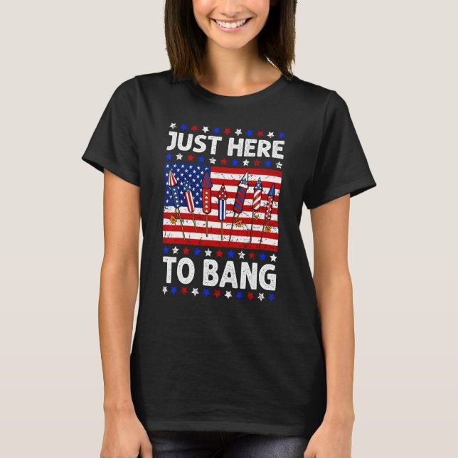 Camiseta 4th Of July Just Here to Bang Fireworks Men Women  (Frente)