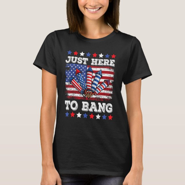 Camiseta 4th Of July Just Here to Bang Fireworks Men Women  (Frente)