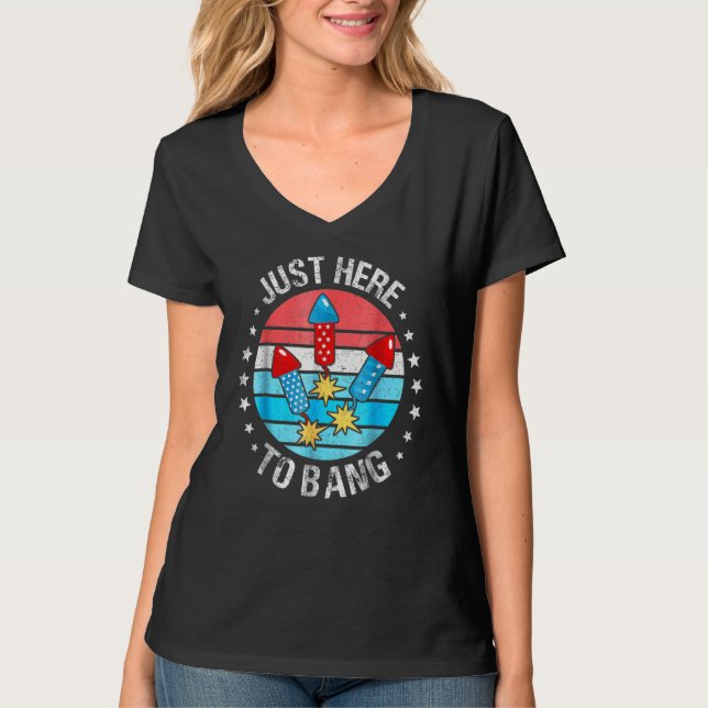 Camiseta 4th Of July Just Here To Bang Fireworks Men Women  (Frente)