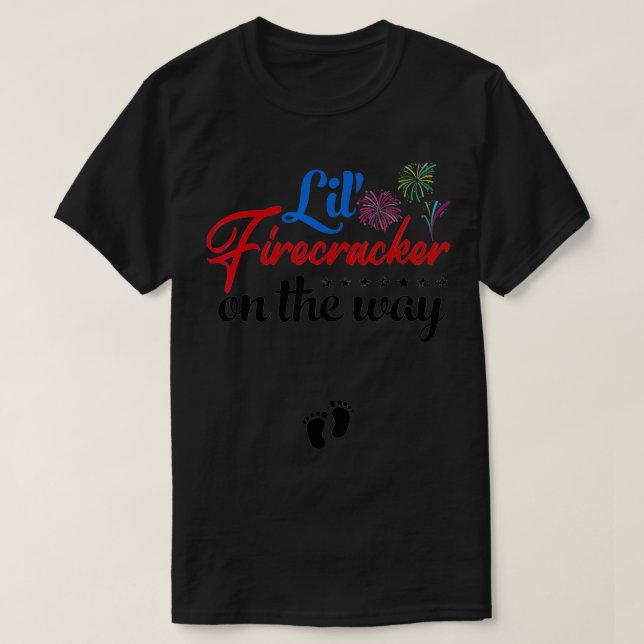 Camiseta 4th Of July Pregnancy Lil' Firecracker On The Way  (Frente do Design)