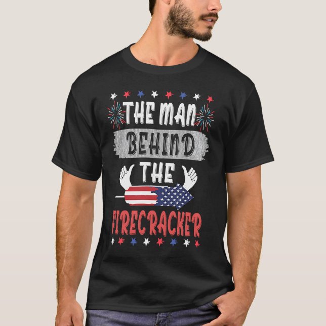Camiseta 4th Of July The Man Behind The Firecracker Patriot (Frente)