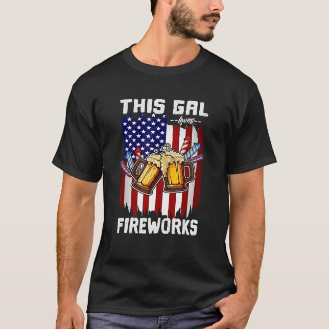 Camiseta 4th Of July This Gal Loves Fireworks USA Proud Ame (Frente)
