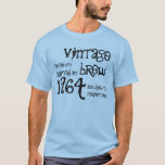 Camiseta 50º aniversário 1964 Vintage Brew Blue and Black<br><div class="desc">Procurando um presente único de 50 anos?  Aqui está uma camisa de aniversário divertida!  Vintage Brew foi criada em 1964 e envelheceu até à perfeição. 

  Clique no link para ver mais camisetas de aniversário,  canecas,  ímãs e muito mais!</div>