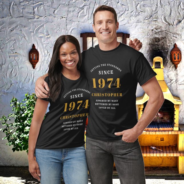 Camiseta 50º Aniversário de 1974 Adicionar Nome Partido Dou (Custom 50th Birthday Guest of Honor Black and Gold T-Shirt – Born 1974 Edition)