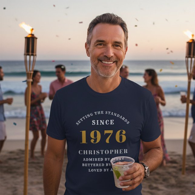 Camiseta 50º Aniversário de 1976 Nome Elegante Azul Branco  (50th birthday blue tshirt worn at the beach)