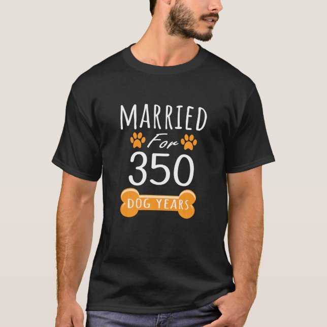 Camiseta 50º Aniversário Engraçado Casado Por 350 Cães Anos (Frente)