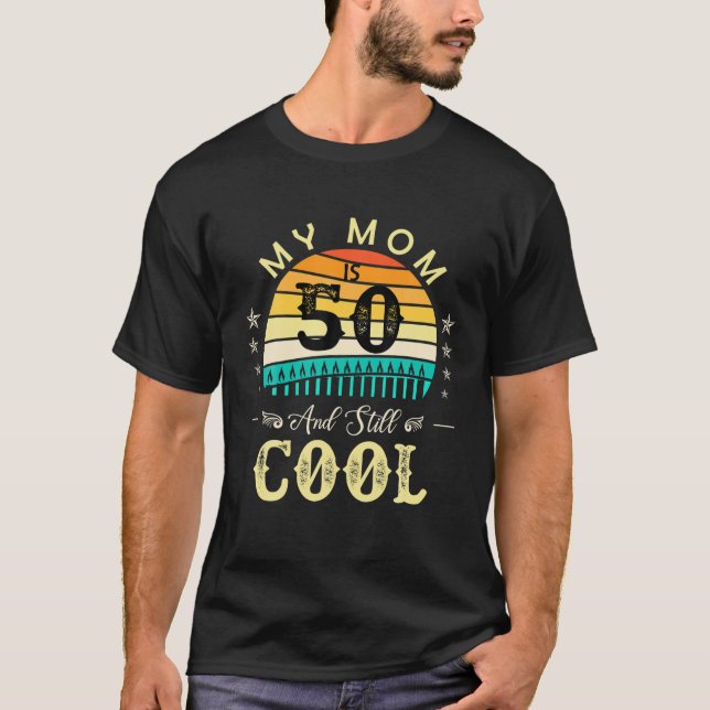 Camiseta 50º Aniversário Minha Mãe Tem 50 Anos E Ainda Lega (Frente)