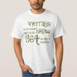 Camiseta 50. º aniversário 1964 Vintage Brew White e Olive<br><div class="desc">Procurando um presente único de 50 anos?  Aqui está uma camisa de aniversário divertida!  Vintage Brew foi criada em 1964 e envelheceu até à perfeição. 

  Clique no link para ver mais camisetas de aniversário,  canecas,  ímãs e muito mais!</div>