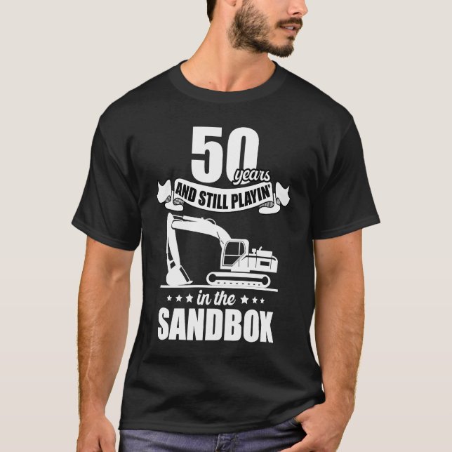 Camiseta 50 anos de brincadeira no operador da escavadora d (Frente)