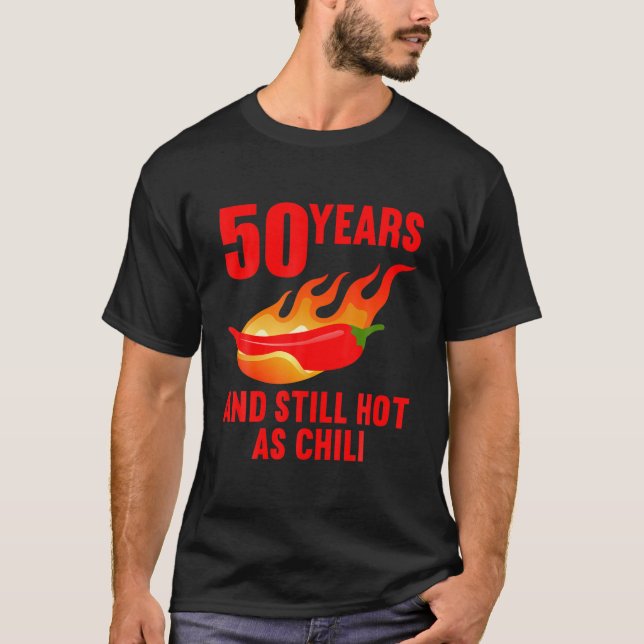 Camiseta 50 Anos E Ainda Quente Como 50 Anos De Aniversário (Frente)