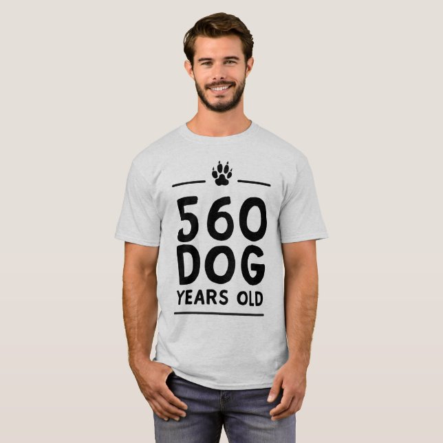 Camiseta 560 anos do cão velho (Frente Completa)