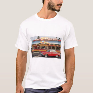 Camiseta 57 Chevy em frente ao "estilo 50 Coney Island"