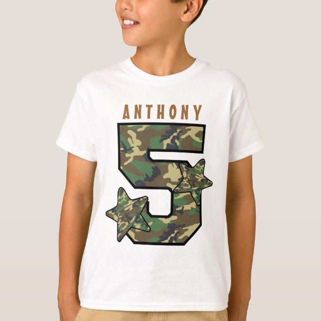 Camiseta 5 Birthday Boy Camo e Stars Nome Personalizado V01 (Frente)