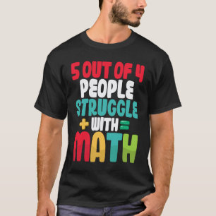 Camiseta 5 de 4 pessoas lutam com ensinar álgebra matemátic