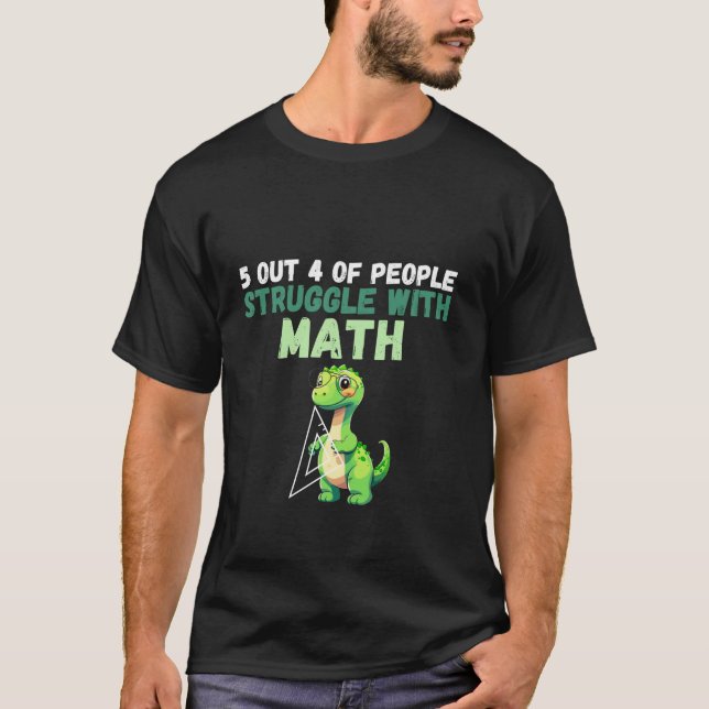 Camiseta 5 Em 4 Pessoas Lutando Com Matemática Engraçada Di (Frente)
