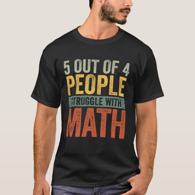 Camiseta 5 Em 4 Pessoas Lutando Com O Ensino De Matemática (Frente)