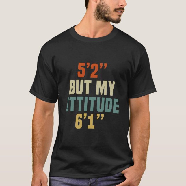 Camiseta 5 Foot 2 But My Attitude 6 Foot 1 Saying Short (Frente)