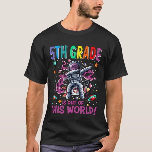 Camiseta 5th Grade Is Out Of This World Space Rocket (Frente)